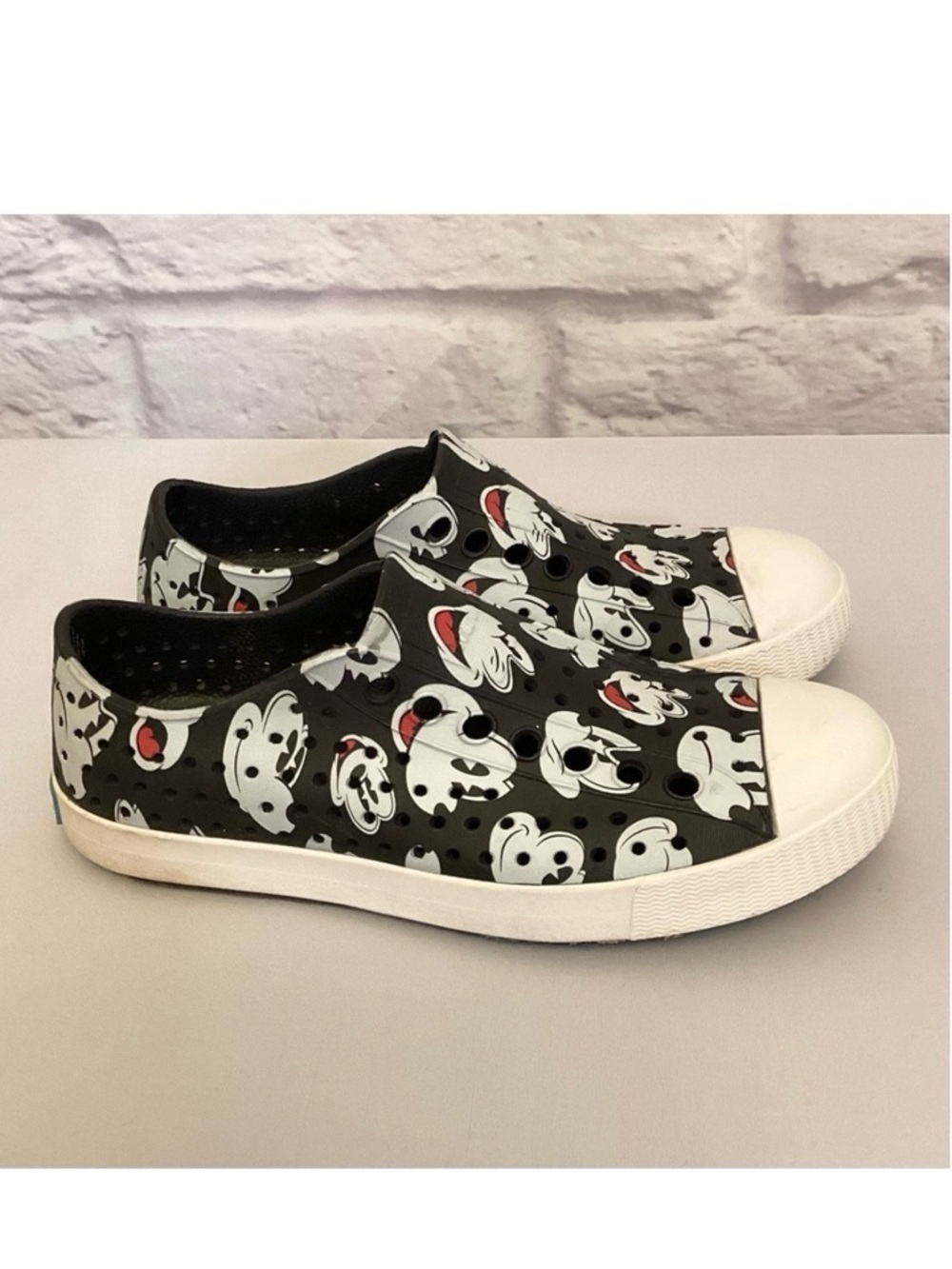 Native Disney Parks Mickey Mouse Women’s 5 Slip On Shoes Black Sneakers